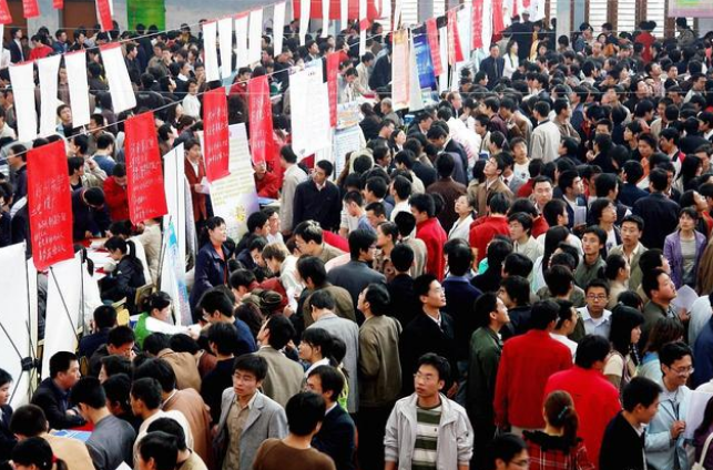 近7成2022届毕业生未就业，面对严峻就业形势大学生怎么办？